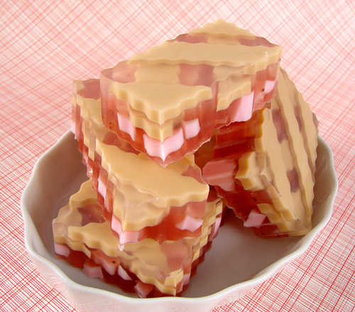 Love pie? Now you can bathe with it! Learn how to make adorable Strawberry Pie Soap.