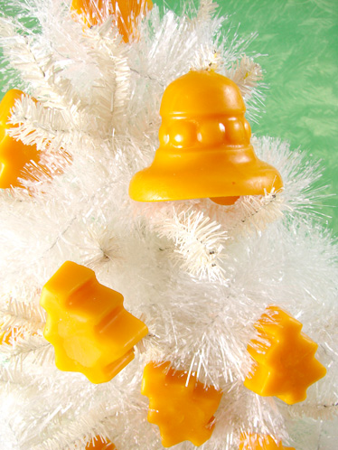 These natural christmas ornaments are made with beeswax, and scented with essential oils to give your house a natural holiday scent. 